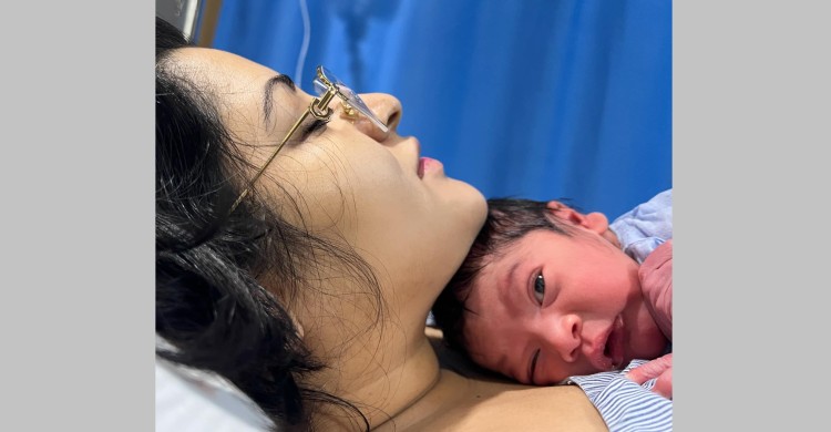 ছেলের ছবি প্রকাশ করলেন পরীমণি