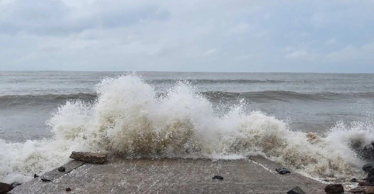 সাগরের নিম্নচাপে ৩ নম্বর সংকেত