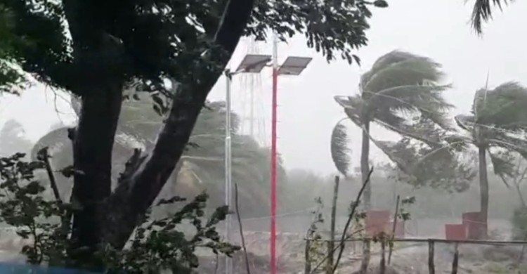 বঙ্গোপসাগর উত্তাল: ঘনীভূত হচ্ছে লঘুচাপ, বন্দরে ৩ নম্বর সতর্ক সংকেত বহাল