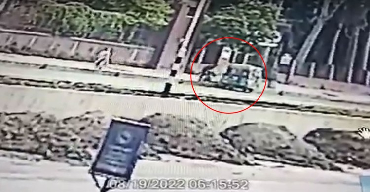 সেই লাশের রহস্য উদ্ধার, বাঁচাতে না পেরে ফুটপাতে ফেলে পালিয়ে যান নারী