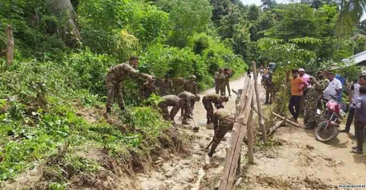 সাজেকে পাহাড় ধস: ছয় ঘণ্টা পর যানচলাচল স্বাভাবিক