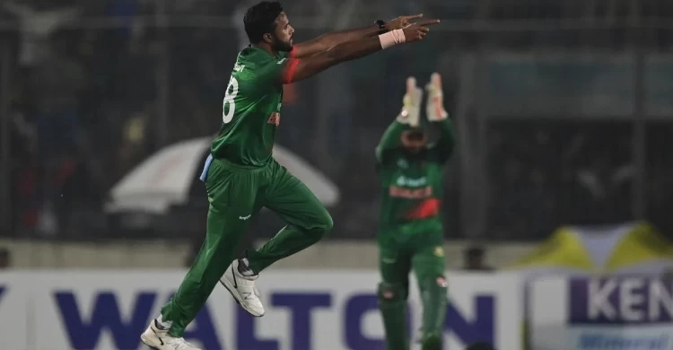 রুদ্ধশ্বাস লড়াইয়ে শেষ বলে ভারতকে হারিয়ে সিরিজ জিতল বাংলাদেশ