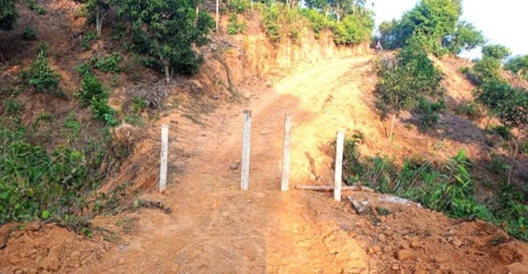 খুঁটি গেড়ে রাস্তা বন্ধ, দুর্ভোগে এলাকাবাসী