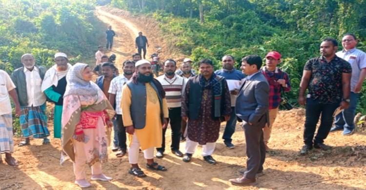 রাস্তার সেই খুঁটি সরালো ইউএনও