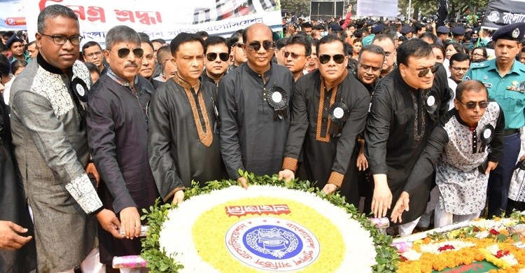 কেন্দ্রীয় শহীদ মিনারে পুলিশ সার্ভিস অ্যাসোসিয়েশনের শ্রদ্ধা