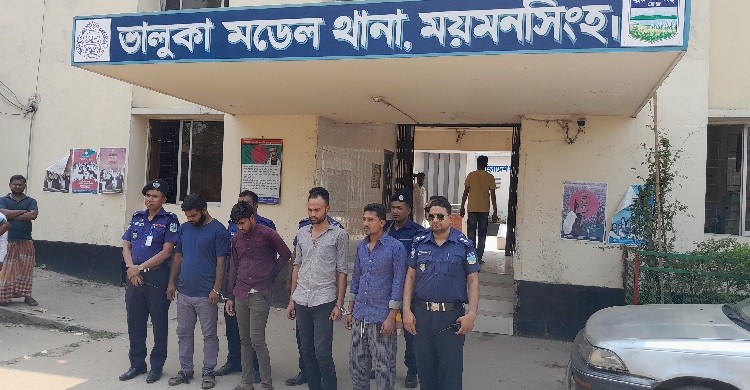 মহাসড়কে ডাকাতির প্রস্তুতিকালে প্রাইভেটকারসহ গ্রেফতার ৪