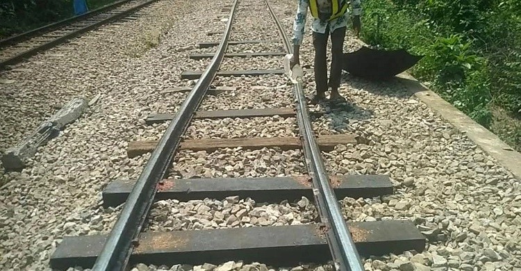 গরমে ফের বেঁকে গেল রেললাইন