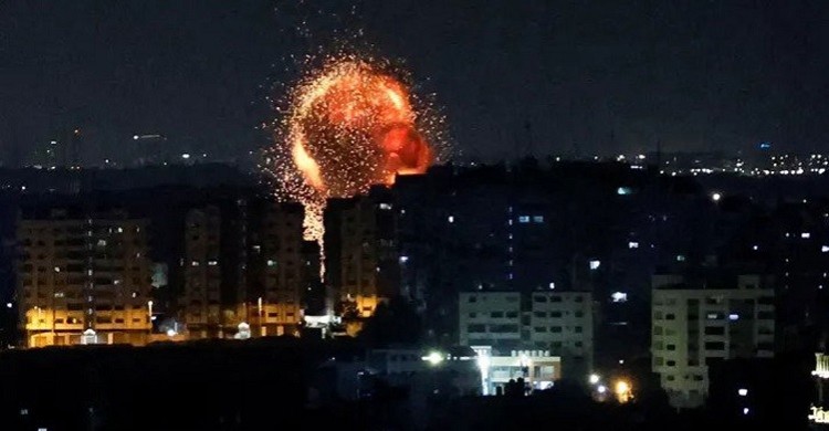 অবরুদ্ধ গাজা উপত্যকায় ইসরায়েলের বিমান হামলা