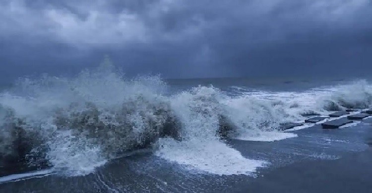 ঘূর্ণিঝড় ‘মোখা’ আতঙ্কে উপকূলের মানুষ