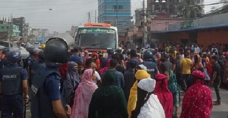 টঙ্গীতে ৮ দাবিতে গার্মেন্টসকর্মীদের মহাসড়ক অবরোধ