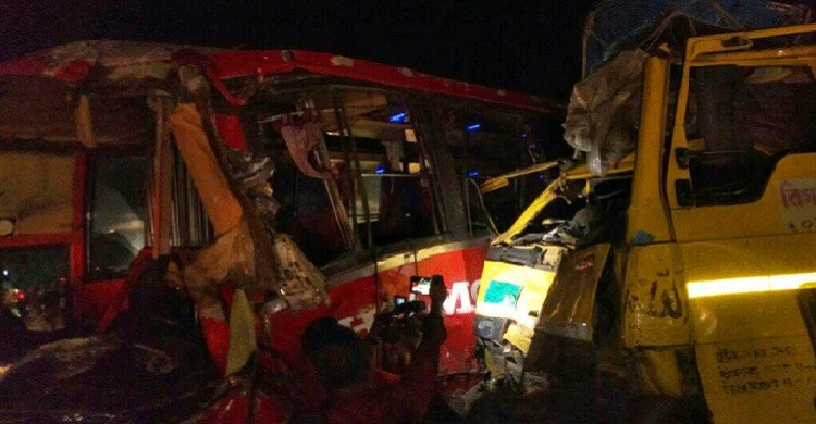 গাইবান্ধায় বাস-ট্রাকের দুর্ঘটনায় ৩ জন নিহত