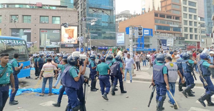 ব্যবসায়ী-পুলিশ সংঘর্ষে গুলশান রণক্ষেত্র