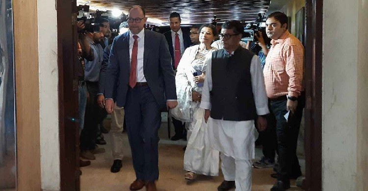 আওয়ামী লীগের কার্যালয়ে মার্কিন রাষ্ট্রদূত পিটার হাস