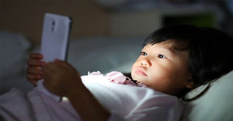 শিশুদের ফোন ব্যবহারে সময় বেঁধে দিতে চায় চীন