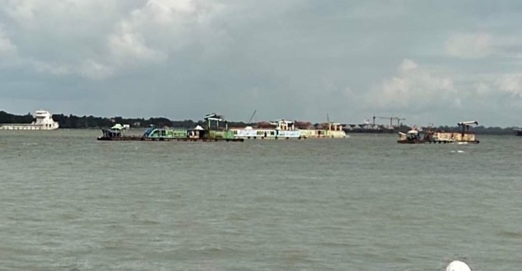 মেঘনা নদীতে রাসেল বাহিনীর চাঁদাবাজি ও বালু উত্তোলনের হিরিক