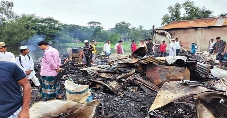 নোয়াখালীর সুবর্ণচরে অগ্নিকান্ডে ৮টি দোকান পুড়ে ছাই