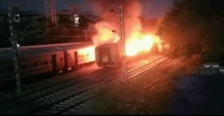 ভারতে চলন্ত ট্রেনে ভয়াবহ অগ্নিকাণ্ডে নিহত ১০