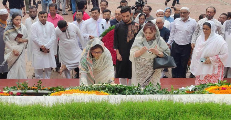 কাজী নজরুল ইসলামের সমাধিতে শ্রদ্ধা নিবেদন