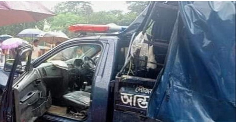 সীতাকুণ্ডে ট্রেনের সঙ্গে পুলিশভ্যানের ধাক্কায় ৩ পুলিশ নিহত