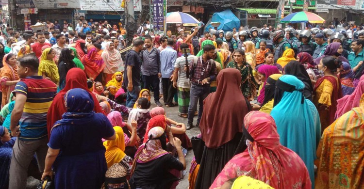 মিরপুরে পোশাক শ্রমিকদের সড়ক অবরোধ