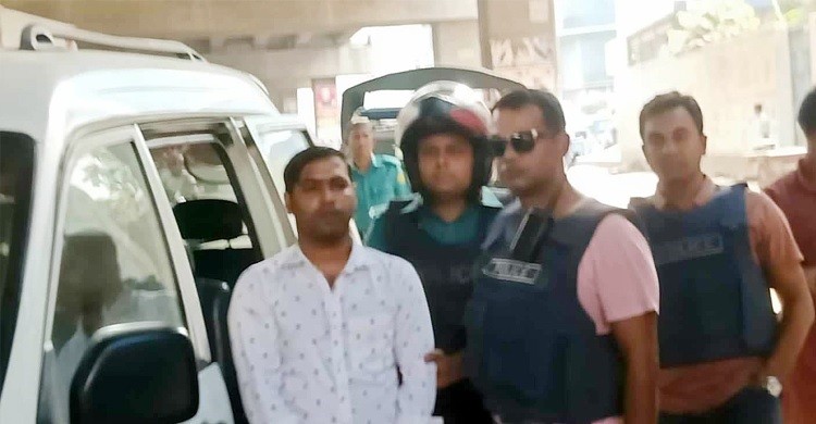 উত্তরায় টহল গাড়িতে ককটেল নিক্ষেপে তিন পুলিশ আহত