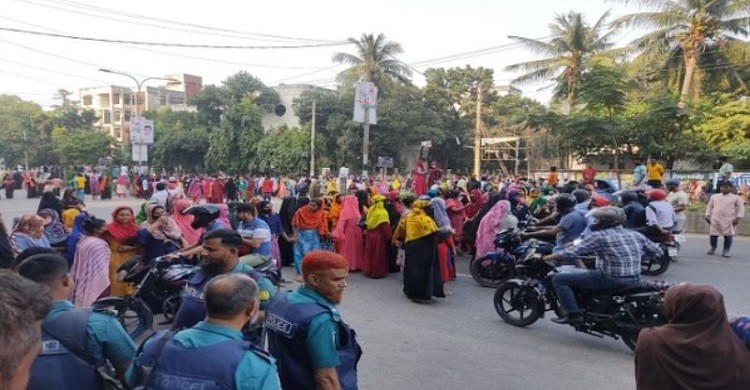 মিরপুরে পোশাক শ্রমিকদের সড়ক অবরোধ, বিক্ষোভ