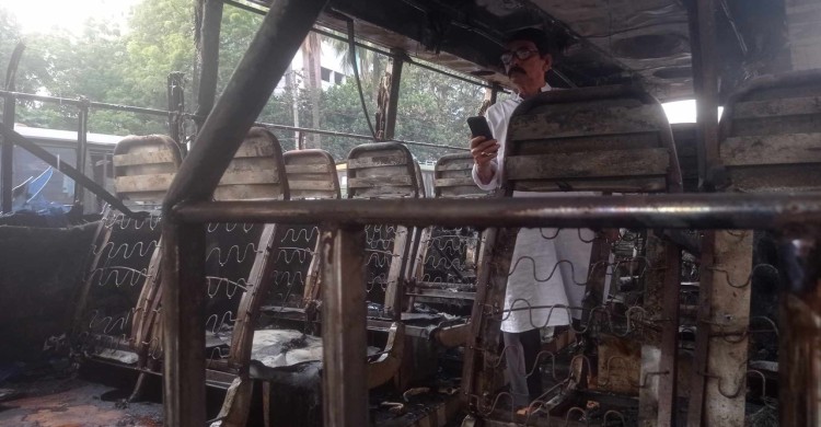 গুলিস্তানে যাত্রীবাহী বাসে আগুন