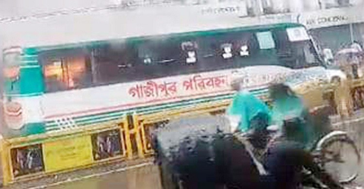 মতিঝিলে বাসে আগুন দিল দুর্বৃত্তরা