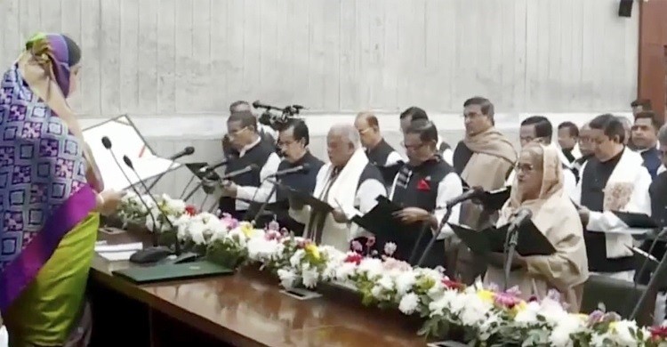 শপথ নিলেন নির্বাচিত সংসদ সদস্যরা