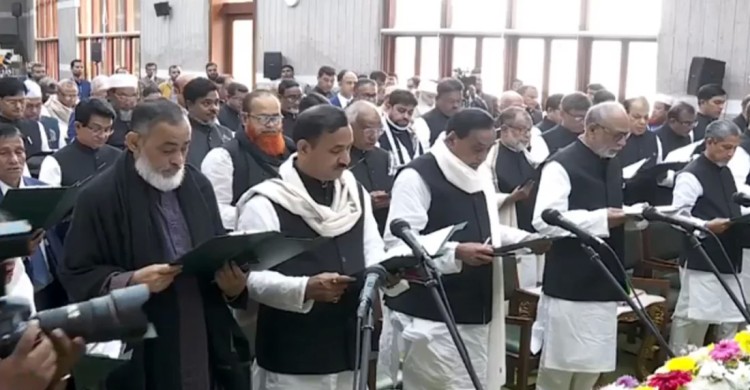 শপথ নিলেন নবনির্বাচিত স্বতন্ত্র সংসদ সদস্যরা