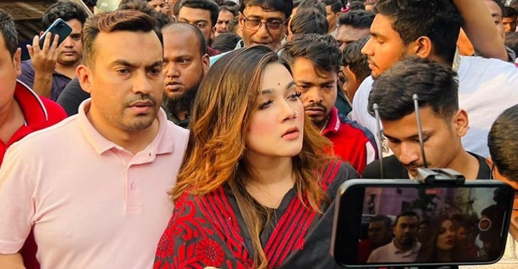 সংরক্ষিত নারী আসনে আওয়ামী লীগের দলীয় মনোনয়ন ফরম কিনেছেন নায়িকা মাহিয়া মাহি