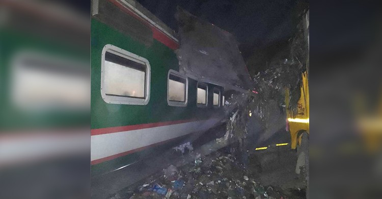 টঙ্গীতে ট্রাকে ট্রেনের ধাক্কা,  নিহত ১
