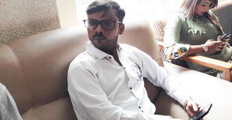 উত্ত্যাক্ত হয়ে ডিবি কার্যালয়ে হিরো আলম