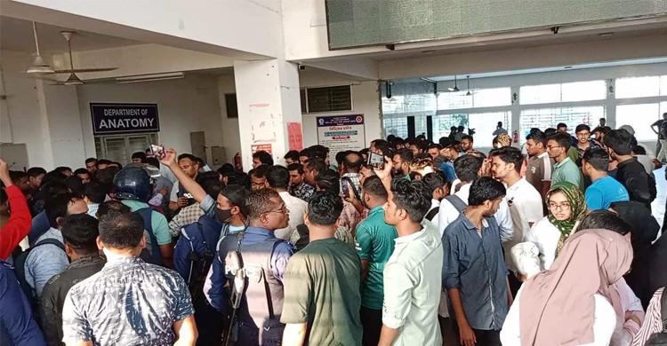 ছাত্রকে গুলি করলেন মেডিকেল শিক্ষক