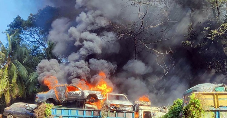 রাজধানীর শাহবাগে পরিত্যক্ত গাড়িতে আগুন
