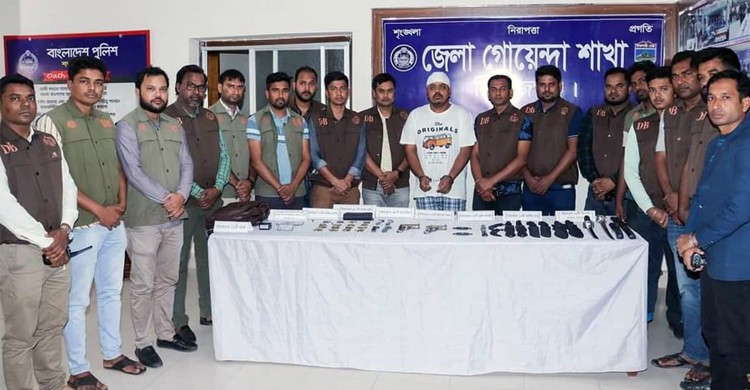 শিক্ষকের কাছ থেকে বিদেশি পিস্তল ও অস্ত্র জব্দ