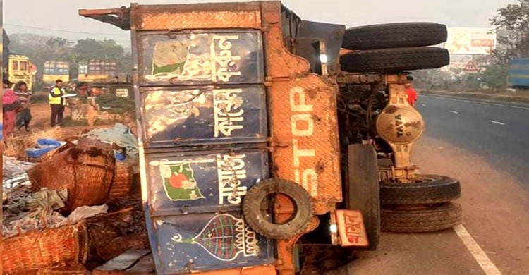 কুমিল্লায় ট্রাক উল্টে নিহত ৪