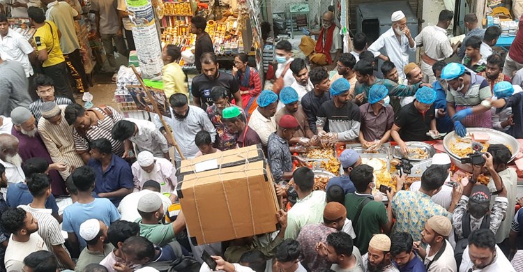 ইফতারকে কেন্দ্র করে চকবাজারে উৎসবের আমেজ