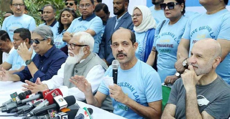 গুলশান লেক পরিচ্ছন্ন করছে উত্তর সিটি করপোরেশন