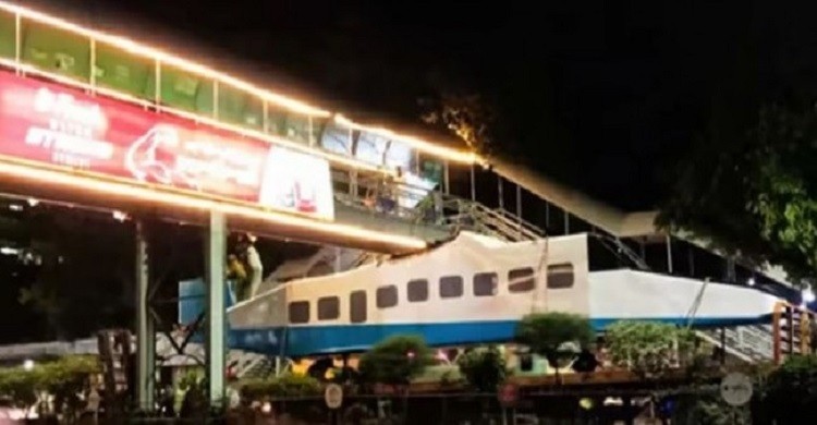 রাজধানীতে ওভারব্রিজে আটকে গেল উড়োজাহাজ!