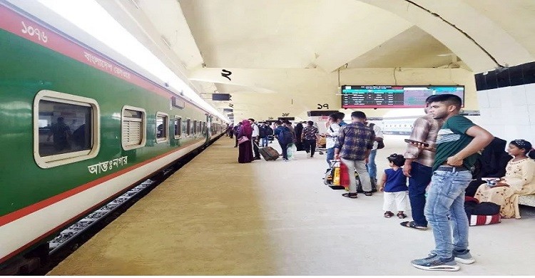 কমলাপুর রেলস্টেশনে ঘরমুখো মানুষের ভিড়