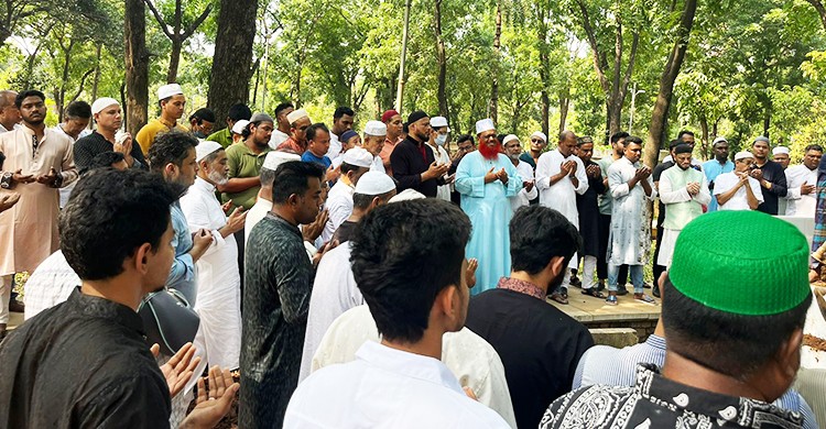 আজিমপুরে মায়ের কবরের পাশে হায়াতুন নেসার দাফন