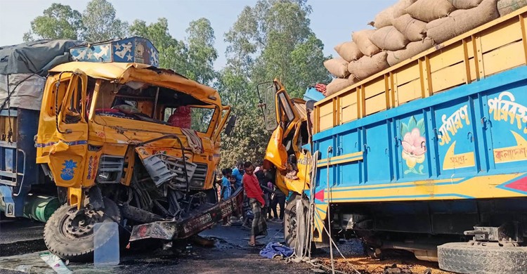 দিনাজপুরে দুই ট্রাকের মুখোমুখি সংঘর্ষে  নিহত ২