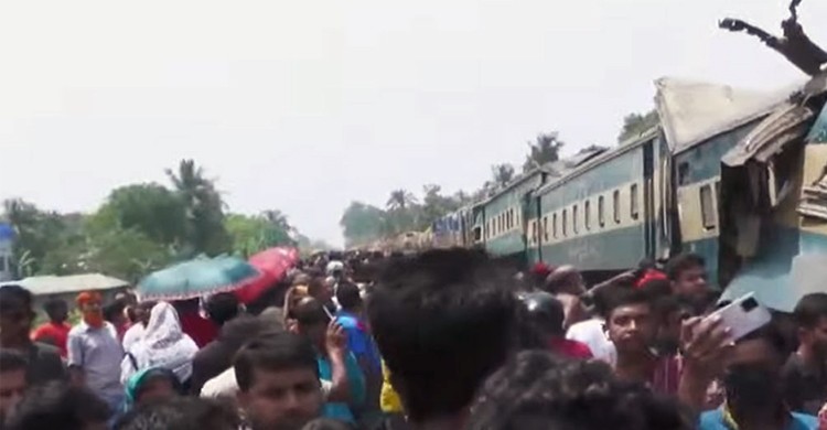 গাজীপুরে যাত্রীবাহী ও মালবাহী ট্রেনের মুখোমুখি সংঘর্ষ
