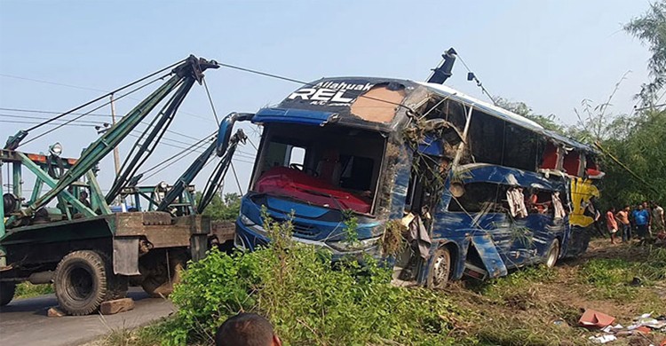 ঢাকা-চট্টগ্রাম মহাসড়কে বাস খাদে পড়ে ৫ জনের মৃত্যু