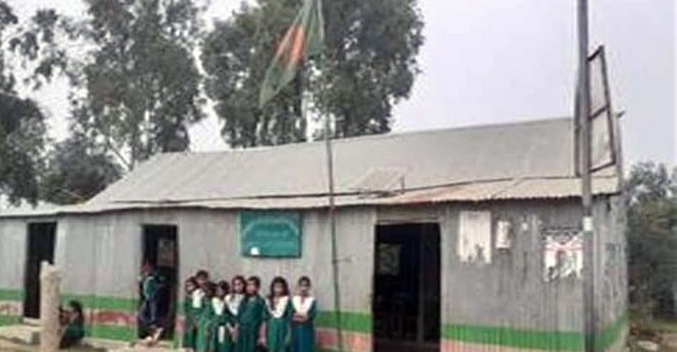 দেড় যুগ ধরে টিনের ঝুপড়ি ঘরে চলছে পাঠদান