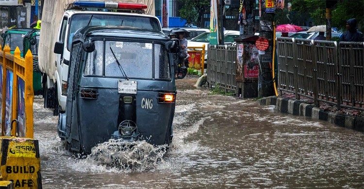 জলাবদ্ধতা ও যানজটে জনজীবন বিপর্যস্ত