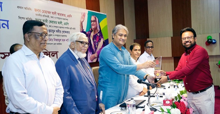 গণমাধ্যমকে দেশ ও জনগণের স্বার্থের পক্ষে দাঁড়াতে হবে: তথ্য প্রতিমন্ত্রী