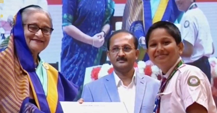 প্রাথমিক শিক্ষা পদক তুলে দিলেন প্রধানমন্ত্রী