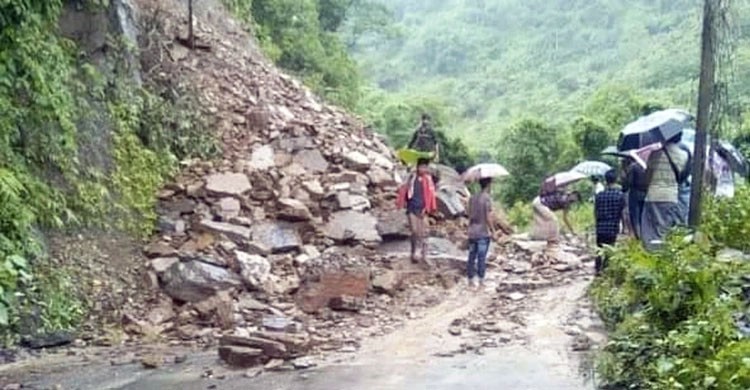 বান্দরবানে টানা বৃষ্টিতে পাহাড় ধসের শঙ্কা, সতর্ক থাকার নির্দেশ